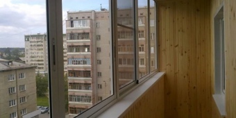 Балкон с холодным остеклением. Установлен натяжной потолок, установлена арка в комнату. Отделка декоративной штукатуркой.