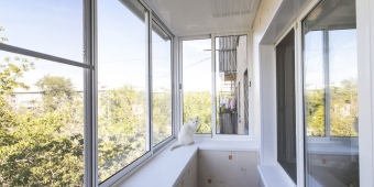 Раздвижной алюминиевый профиль PROVEDAL со стеклом + москитная сетка. Установлен козырёк.