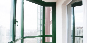 Панорамное холодное остекление П-образной лоджии с окраской стен.