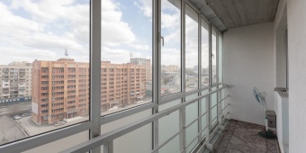 Холодное французское остекление лоджии с покрытием пленкой.