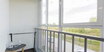 Установка теплого французского остекления, укладка напольной плитки.