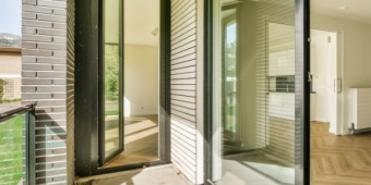 Установка входной группы и раздвижной двери с остеклением в пол.