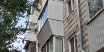 Сайдинг металлопластиковый, высокопрочный; устойчив к перепадам погодных условий, выгоранию, не подвержен ржавчине.