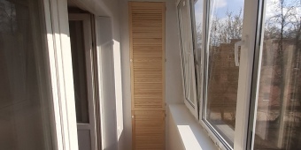 выполнено: отделка потолка панелями ПВХ, отделка стен панелями НДФ, настил европола.