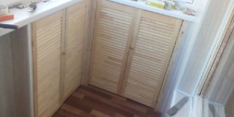 отделка внутренняя балкона два шкафчика-на балконе,практичное хранение вещей.