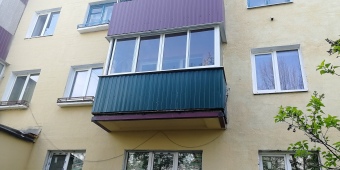 Срезали старый, застеклили балкон,обшили профлистом -(профлист цвета на выбор) зеленый самый популярный!