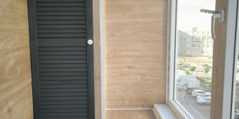 Внутренняя отделка ламинатом, утепление передней части балкона, подключение электричества, настилка чернового пола и укладка ламината