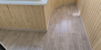 Классическая отделка балкона евровагонкой. Установка чернового пола из ОСБ-листа толщиной 22 мм. Настил линолеума цельным куском. Монтаж потолка из ПВХ панели.