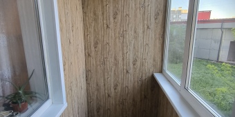 Внутренняя отделка балкона МДФ-панелями, установка встроенного шкафа, настил ламината на пол, подключение освещения.