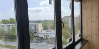 Остекление балкона в чёрном цвете + отделка евровагонкой.