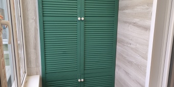 Отделка ламинатом, установка шкафчика. Настил линолеума на пол. Установка подоконников откосов. Потолок выполнен из ПВХ панели.