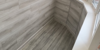 Остекление и внутренняя отделка ламинатом, настил линолеума на пол, подключение освещения. Установка подоконников, откосов, освещения